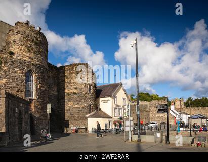 Regno Unito, Galles, Gwynedd, Conwy (Conway), Lower Gate Street, la torre e gli edifici lungo la banchina della città Foto Stock