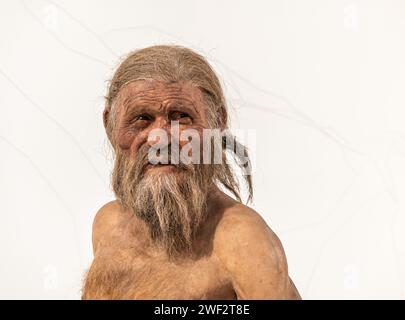 Riproduzione di Oetzi l'uomo Similaun (uomo del ghiaccio) nel Museo Archeologico dell'alto Adige a Bolzano, alto Adige, Trentino alto Adige, Italia settentrionale Foto Stock