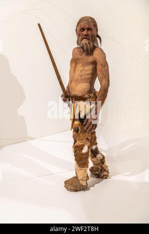 Riproduzione di Oetzi l'uomo Similaun (uomo del ghiaccio) nel Museo Archeologico dell'alto Adige a Bolzano, alto Adige, Trentino alto Adige, Italia settentrionale Foto Stock