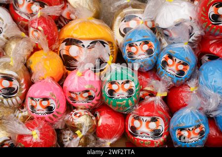 Tokyo, Giappone. 28 gennaio 2024. Le bambole Daruma di diverse dimensioni e colori sono in vendita al tempio Takahata Fudoson di Hino City, nei sobborghi occidentali di Tokyo. I visitatori si riuniscono per comprare le bambole Daruma (senza pupille dipinte sugli occhi), in cerca di fortuna durante l'anno. Le persone colorano in un allievo quando si fa un desiderio, o si stabilisce un obiettivo, e quando il desiderio si avvera, o l'obiettivo viene raggiunto, riempiono l'altro allievo. Alla fine dell'anno, le bambole Daruma usate vengono restituite al tempio per essere bruciate. Crediti: ZUMA Press, Inc./Alamy Live News Foto Stock