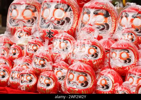 Tokyo, Giappone. 28 gennaio 2024. Bambole Daruma di diverse dimensioni sono in vendita al tempio Takahata Fudoson di Hino City, nei sobborghi occidentali di Tokyo. I visitatori si riuniscono per comprare le bambole Daruma (senza pupille dipinte sugli occhi), in cerca di fortuna durante l'anno. Le persone colorano in un allievo quando si fa un desiderio, o si stabilisce un obiettivo, e quando il desiderio si avvera, o l'obiettivo viene raggiunto, riempiono l'altro allievo. Alla fine dell'anno, le bambole Daruma usate vengono restituite al tempio per essere bruciate. Crediti: ZUMA Press, Inc./Alamy Live News Foto Stock