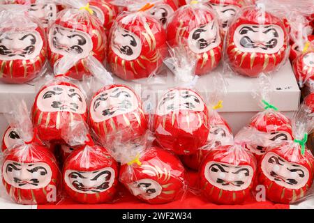 Tokyo, Giappone. 28 gennaio 2024. Bambole Daruma di diverse dimensioni sono in vendita al tempio Takahata Fudoson di Hino City, nei sobborghi occidentali di Tokyo. I visitatori si riuniscono per comprare le bambole Daruma (senza pupille dipinte sugli occhi), in cerca di fortuna durante l'anno. Le persone colorano in un allievo quando si fa un desiderio, o si stabilisce un obiettivo, e quando il desiderio si avvera, o l'obiettivo viene raggiunto, riempiono l'altro allievo. Alla fine dell'anno, le bambole Daruma usate vengono restituite al tempio per essere bruciate. Crediti: ZUMA Press, Inc./Alamy Live News Foto Stock