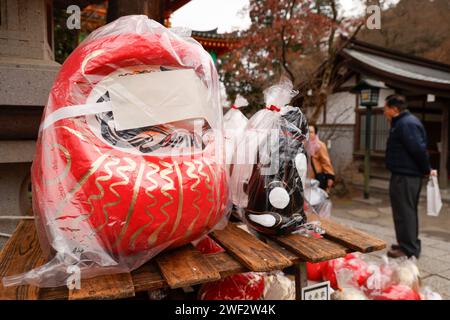 Tokyo, Giappone. 28 gennaio 2024. La gente compra le bambole Daruma al tempio Takahata Fudoson di Hino City, nei sobborghi occidentali di Tokyo. I visitatori si riuniscono per comprare le bambole Daruma (senza pupille dipinte sugli occhi), in cerca di fortuna durante l'anno. Le persone colorano in un allievo quando si fa un desiderio, o si stabilisce un obiettivo, e quando il desiderio si avvera, o l'obiettivo viene raggiunto, riempiono l'altro allievo. Alla fine dell'anno, le bambole Daruma usate vengono restituite al tempio per essere bruciate. Crediti: ZUMA Press, Inc./Alamy Live News Foto Stock