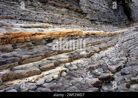 Formazione di strati sovrapposti di rocce esposte per un lungo periodo di tempo. Foto Stock