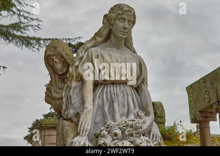 VIGO, SPAGNA; febbraio 25,2021: Nel cimitero di Pereiro, scultura di Francisco Asorey, la morte si nasconde dietro la fanciulla, marmo Foto Stock