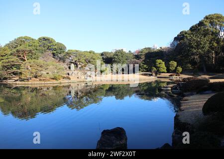 Daisensui Pond nel Rikugien Garden, Tokyo, Giappone Foto Stock