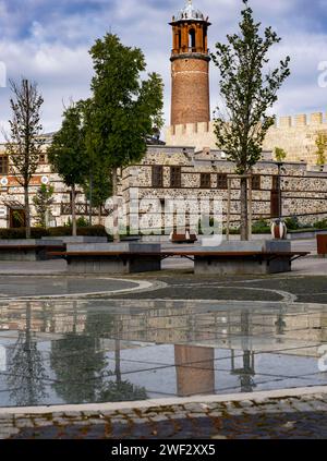 Fuori con riflesso di Cifte Minareli (minareti doppi) medrese (vecchia scuola) a Erzurum, Turchia. Foto Stock