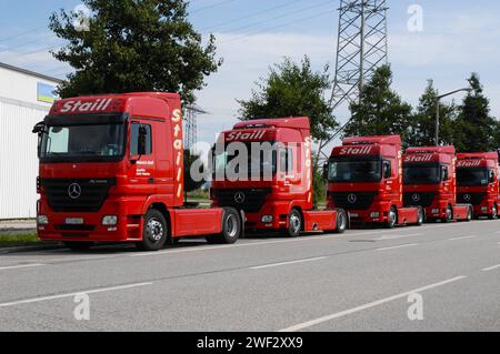 Die deutsche Logistikbranche fordert die Rücknahme der Mauterhöhung und der CO2 Bepreisung, einen Gewerbediesel, sowie eine bessere Infrastruktur für Berufskraftfahrer. Der Bundesverband Logistik und Verkehr - kurz BLV-pro befürchtete bereits Ende 2023 eine Insolvenzwelle bei mittelständischen Transportunternehmen bezüglich der Mauterhöhung. Situazione di morte in der Transport- und Logistik-Branche con desolatore zunehmend. Ängste vor einer Insolvenz im Transportgewerbe sind nicht unberechtigt. Foto: Geparkte Mercedes Actros Sattelzugmaschinen einer insolventen Spedition aus dem Landkreis Regensbur Foto Stock