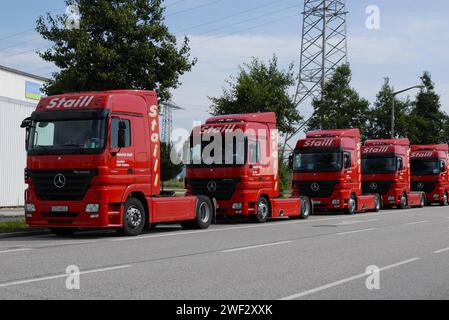 Die deutsche Logistikbranche fordert die Rücknahme der Mauterhöhung und der CO2 Bepreisung, einen Gewerbediesel, sowie eine bessere Infrastruktur für Berufskraftfahrer. Der Bundesverband Logistik und Verkehr - kurz BLV-pro befürchtete bereits Ende 2023 eine Insolvenzwelle bei mittelständischen Transportunternehmen bezüglich der Mauterhöhung. Situazione di morte in der Transport- und Logistik-Branche con desolatore zunehmend. Ängste vor einer Insolvenz im Transportgewerbe sind nicht unberechtigt. Foto: Geparkte Mercedes Actros Sattelzugmaschinen einer insolventen Spedition aus dem Landkreis Regensbur Foto Stock