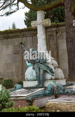 VIGO, SPAGNA; febbraio 25, 2021: Cimitero di Pereiro, monumento della Croce Rossa ai rimpatriati della Guerra di Cuna e delle Filippine che morirono a Vigo. Foto Stock