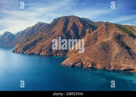 Costa rocciosa in una giornata di sole. Vista mare di giorno. Riserva Cabo de Gata-Níjar. Almeria Andalusia Spagna Foto Stock