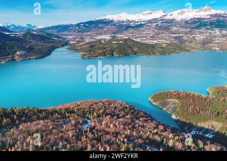 Lago di montagna in autunno vista aerea. Lago di montagna Serre-Poncon in inverno nelle Hautes Alpes, Francia Foto Stock