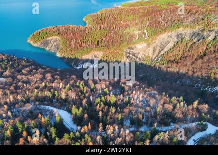 Lago di montagna in autunno vista aerea. Lago di montagna Serre-Poncon in inverno nelle Hautes Alpes, Francia Foto Stock