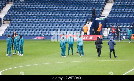 West Bromwich, Regno Unito. 28 gennaio 2024. I giocatori dei lupi controllano il campo davanti all'incontro del quarto turno della Emirates fa Cup tra West Bromwich Albion e Wolverhampton Wanderers agli Hawthorns, West Bromwich, Inghilterra, il 28 gennaio 2024. Foto di Stuart Leggett. Solo per uso editoriale, licenza necessaria per uso commerciale. Nessun utilizzo in scommesse, giochi o pubblicazioni di un singolo club/campionato/giocatore. Credito: UK Sports Pics Ltd/Alamy Live News Foto Stock