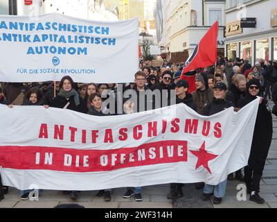 Passau, Germania. 27 gennaio 2024. I manifestanti marciano per strada con striscioni durante il rally . Ogni giorno, i residenti politicamente attivi del paese scendono in piazza contro l'alternativa del partito tedesco e dell'estremismo di destra. Furono raggiunti da migliaia di residenti di Passau, una città della bassa Baviera. Credito: SOPA Images Limited/Alamy Live News Foto Stock