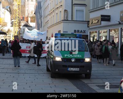 Passau, Germania. 27 gennaio 2024. I manifestanti marciano per strada con striscioni durante il rally . Ogni giorno, i residenti politicamente attivi del paese scendono in piazza contro l'alternativa del partito tedesco e dell'estremismo di destra. Furono raggiunti da migliaia di residenti di Passau, una città della bassa Baviera. Credito: SOPA Images Limited/Alamy Live News Foto Stock