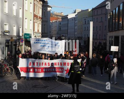 Passau, Germania. 27 gennaio 2024. I manifestanti marciano per strada con striscioni durante il rally . Ogni giorno, i residenti politicamente attivi del paese scendono in piazza contro l'alternativa del partito tedesco e dell'estremismo di destra. Furono raggiunti da migliaia di residenti di Passau, una città della bassa Baviera. Credito: SOPA Images Limited/Alamy Live News Foto Stock