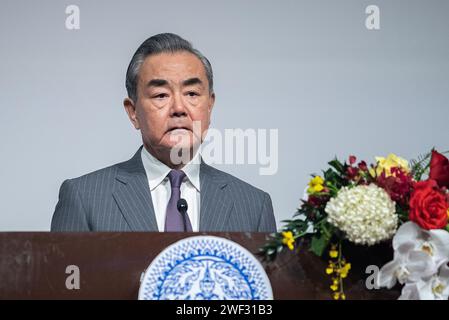 Bangkok, Thailandia. 28 gennaio 2024. Wang Yi, ministro degli Esteri cinese, parla ai media durante una cerimonia di firma tra Thailandia e Cina al Ministero degli affari Esteri di Bangkok. Wang Yi, ministro degli Esteri cinese, ha un funzionario in visita in Thailandia come ospite speciale del Ministero degli affari Esteri della Thailandia per la firma di un accordo tra Thailandia e Cina per una politica permanente senza visto dei due paesi che inizierà a marzo 2024. Credito: SOPA Images Limited/Alamy Live News Foto Stock