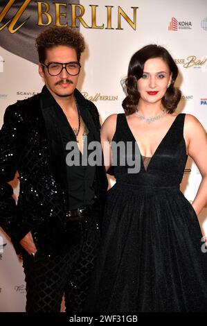 Patrick Sass und Milana Weidmann beim Presseball Berlin 2024 im Titanic Chaussee Hotel. Berlin, 27.01.2024 *** Patrick Sass e Milana Weidmann al Berlin 2024 Press Ball al Titanic Chaussee Hotel Berlin, 27 01 2024 foto:Xn.xKubelkax/xFuturexImagex presseball 4127 Foto Stock