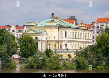 Praga, Repubblica Ceca - 16 giugno 2018: Il Palazzo di Žofín è un edificio neorinascimentale situato a Slovanský Ostrov (isola slava, o isola slava), un'isola i Foto Stock