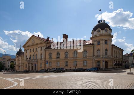Sofia, Bulgaria - 18 maggio 2019: La Biblioteca dell'Accademia bulgara delle Scienze (in bulgaro: Централна библиотека на БАН) di fronte al St Alexander Nevsky Foto Stock