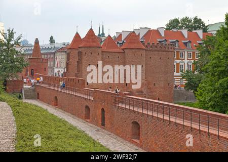 Varsavia, Polonia - 8 giugno 2019: Il Barbican di Varsavia (in polacco: Barbakan Warszawski) è un muro di difesa del castello del XVI secolo con torri. E' stata ricostruita Foto Stock