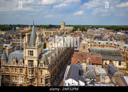 Trinity Street e Gonville and Caius College visti dal campanile della chiesa di Santa Maria la grande. Cambridge. Inghilterra Foto Stock