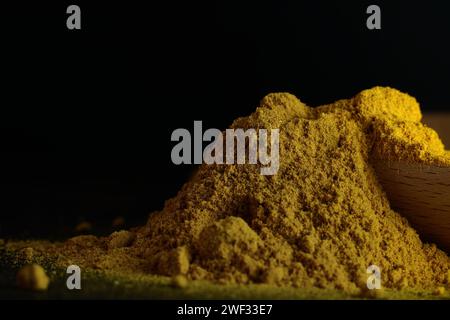 Piccolo piatto di legno con curry a forma di ciotola di legno Foto Stock