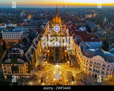 Vista aerea delle luci e delle decorazioni di Timisoara per il mercato di Natale. Foto scattata il 16 dicembre 2023 a Timisoara, contea di Timis, Romania. Foto Stock