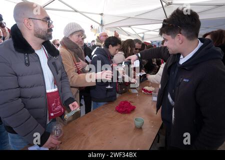 Chambolle Musigny, Francia. 27 gennaio 2024. © JC Tardivon/MAXPPP - Chambolle-Musigny 27/01/2024 Degustation du vin de Bourgogne chambolle-musigny Morey-Saint-Denis 01/27/2024 Saint Vincent Rotating in Borgogna 2024. Tra le tradizioni, le induzioni nella fratellanza dei cavalieri di Tastevin, la messa e la processione nei vigneti. Credito: MAXPPP/Alamy Live News Foto Stock