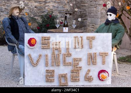 Chambolle Musigny, Francia. 27 gennaio 2024. © TARDIVON JC/MAXPPP - Chambolle-Musigny 27/01/2024 Decorazioni Morey-Saint-Denis 01/27/2024 Saint Vincent Rotating in Borgogna 2024. Tra le tradizioni, le induzioni nella fratellanza dei cavalieri di Tastevin, la messa e la processione nei vigneti. Credito: MAXPPP/Alamy Live News Foto Stock