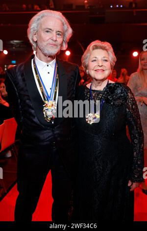 Unternehmer Hermann Bühlbecker und Schauspielerin Marie-Luise Marjan bei der Verleihung des Ordens Wider den tierischen Ernst durch den Aachener Karnevalsvereins AKV in Aquisgrana. Der Aachener Karnevalsverein damit Persönlichkeiten ehren, die humor und Menschlichkeit im AMT beweisen. Aquisgrana, 27.01.2024 NRW Deutschland *** l'imprenditore Hermann Bühlbecker e l'attrice Marie Luise Marjan alla presentazione dell'ordine contro la serietà animale da parte dell'Associazione Carnevale di Aquisgrana AKV ad Aquisgrana l'Associazione Carnevale di Aquisgrana vuole onorare personalità che dimostrano umorismo e umanità in di Foto Stock