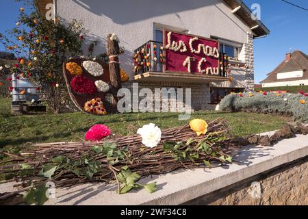 Chambolle Musigny, Francia. 27 gennaio 2024. © JC Tardivon/MAXPPP - Chambolle-Musigny 27/01/2024 Decorazioni Morey-Saint-Denis 01/27/2024 Saint Vincent Rotating in Borgogna 2024. Tra le tradizioni, le induzioni nella fratellanza dei cavalieri di Tastevin, la messa e la processione nei vigneti. Credito: MAXPPP/Alamy Live News Foto Stock