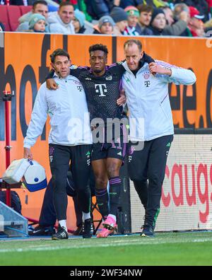 Kingsley Coman, FCB 11 infortunio, con il medico della squadra FCB, Dr.Jochen HAHNE, nella partita FC AUGSBURG - FC BAYERN MUENCHEN 2-3 il 27 gennaio 2024 ad Augusta, Germania. Stagione 2023/2024, 1.Bundesliga, FCA, FCB, giorno 19, 19.Spieltag © Peter Schatz / Alamy Live News - LE NORMATIVE DFL VIETANO QUALSIASI UTILIZZO DI FOTOGRAFIE come SEQUENZE DI IMMAGINI e/o QUASI-VIDEO - Foto Stock