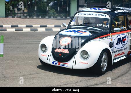 Volkswagen Beetle si è allenata alla deriva durante il raduno del VW Indonesia Jamboree a Malang Foto Stock