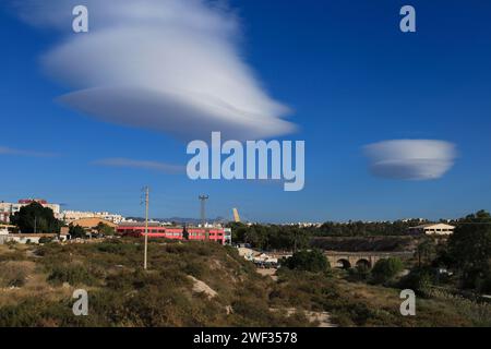 Nuvole lenticolari sopra la città di Elche al mattino Foto Stock