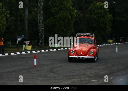 Volkswagen Beetle si è allenata alla deriva durante il raduno del VW Indonesia Jamboree a Malang Foto Stock