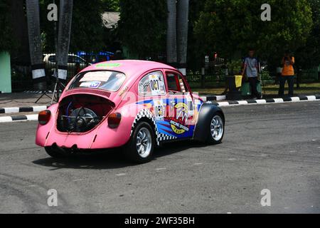 Volkswagen Beetle si è allenata alla deriva durante il raduno del VW Indonesia Jamboree a Malang Foto Stock