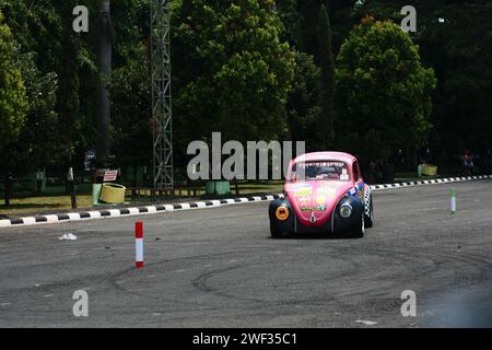 Volkswagen Beetle si è allenata alla deriva durante il raduno del VW Indonesia Jamboree a Malang Foto Stock