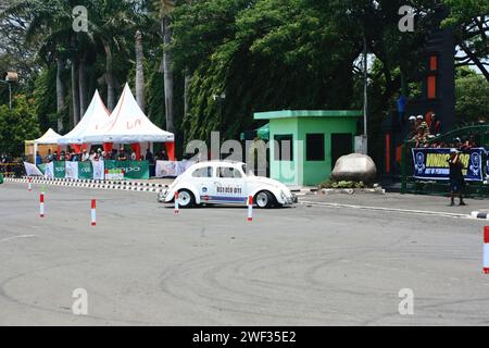 Volkswagen Beetle si è allenata alla deriva durante il raduno del VW Indonesia Jamboree a Malang Foto Stock