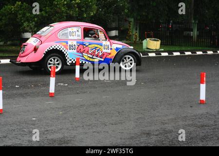 Volkswagen Beetle si è allenata alla deriva durante il raduno del VW Indonesia Jamboree a Malang Foto Stock