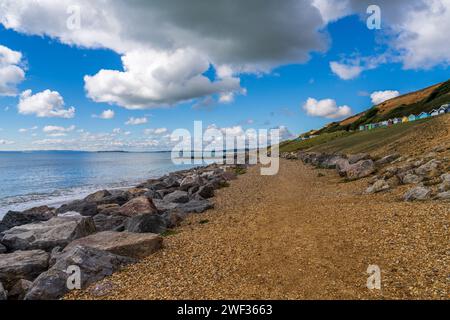 Beach Huts sulla Channel Coast a Barton-on-Sea, Hampshire, Inghilterra, Regno Unito Foto Stock