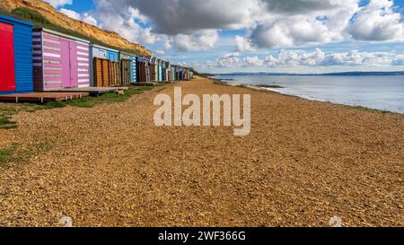 Beach Huts sulla Channel Coast a Barton-on-Sea, Hampshire, Inghilterra, Regno Unito Foto Stock