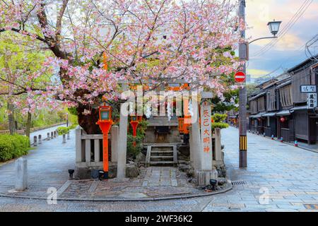 Kyoto, Giappone - 6 aprile 2023: Santuario Tatsumi Daimyojin situato vicino al ponte bashi Tatsumu nel distretto di Gion Foto Stock