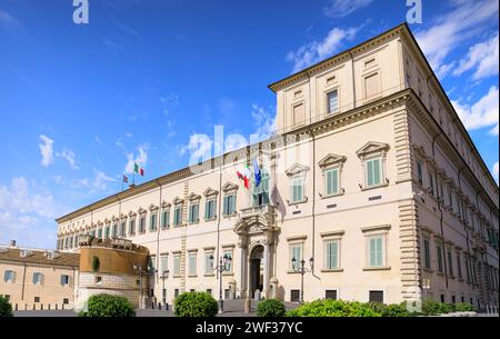 Il Palazzo del Quirinale, attuale residenza ufficiale del Presidente della Repubblica Italiana, in Piazza del Quirinale, Roma, Italia. Foto Stock