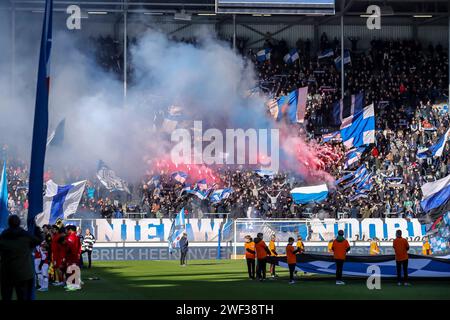 Heerenveen, Paesi Bassi. 28 gennaio 2024. HEERENVEEN, PAESI BASSI - GENNAIO 28: Tifosi e tifosi del SC Heerenveen con fuochi d'artificio durante il Keuken Kampioen Divisie match tra SC Heerenveen e AZ Alkmaar all'Abe Lenstra Stadion il 28 gennaio 2024 a Heerenveen, Paesi Bassi. (Foto di Pieter van der Woude/Orange Pictures) credito: dpa/Alamy Live News Foto Stock