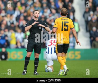 West Bromwich, Regno Unito. 28 gennaio 2024. L'arbitro Thomas Bramall parla con Craig Dawson dei Wolverhampton Wanderers, durante l'Emirates fa Cup Fourth Round Match West Bromwich Albion vs Wolverhampton Wanderers agli Hawthorns, West Bromwich, Regno Unito, 28 gennaio 2024 (foto di Gareth Evans/News Images) a West Bromwich, Regno Unito il 1/28/2024. (Foto di Gareth Evans/News Images/Sipa USA) credito: SIPA USA/Alamy Live News Foto Stock