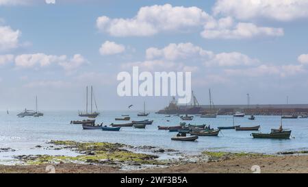 Boa Vista, Capo Verde - 22 marzo 2018: Un tranquillo porto con barche colorate nelle acque serene di Sal Rei Foto Stock