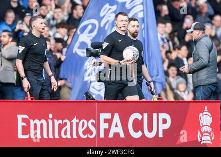 West Bromwich, Regno Unito. 28 gennaio 2024. L'arbitro, Thomas Bramall guida le squadre durante il quarto turno di Emirates fa Cup tra West Bromwich Albion e Wolverhampton Wanderers agli Hawthorns, West Bromwich, Inghilterra, il 28 gennaio 2024. Foto di Stuart Leggett. Solo per uso editoriale, licenza necessaria per uso commerciale. Nessun utilizzo in scommesse, giochi o pubblicazioni di un singolo club/campionato/giocatore. Credito: UK Sports Pics Ltd/Alamy Live News Foto Stock