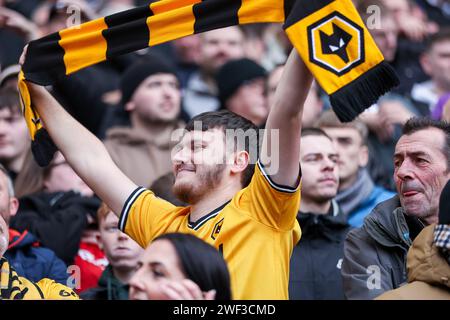 West Bromwich, Regno Unito. 28 gennaio 2024. Un tifoso del Wolves si scalda davanti all'Emirates fa Cup 4th Round match tra West Bromwich Albion e Wolverhampton Wanderers agli Hawthorns, West Bromwich, Inghilterra il 28 gennaio 2024. Foto di Stuart Leggett. Solo per uso editoriale, licenza necessaria per uso commerciale. Nessun utilizzo in scommesse, giochi o pubblicazioni di un singolo club/campionato/giocatore. Credito: UK Sports Pics Ltd/Alamy Live News Foto Stock